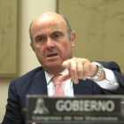 El ministro de Economía, Luis de Guindos, en una comparecencia en la Comisión de Economía del Congreso de los Diputados.-DAVID CASTRO