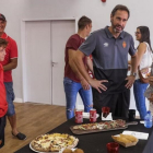 Vicente Moreno, técnico del Real Mallorca, compartió ayer, tras la goleada ante el Llagostera (4-0), una charla con los aficionados rojillos-DIARIO DE MALLORCA / B. RAMON