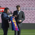 Piqué con el presidente azulgrana Josep Maria Bartomeu.-JORDI COTRINA