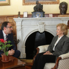 La Defensora del Pueblo, Soledad Becerril, junto al alcalde de Palencia, Alfonso Polanco, en el despacho de la Alcaldía.-ICAL