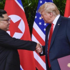 Kim Jong-un y Donald Trump tras firmar el acuerdo de Singapur el pasado 12 de junio.-SUSAN WALSH