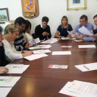 Asistentes a la reunión que se celebró ayer en el Ayuntamiento de Ólvega-Cámara