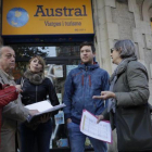 Afectados por el cierre de Austral Viatges ante la oficina cerrada, esta tarde.-FERRAN NADEU