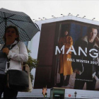 Un anuncio de mango en la calle Aragón de Barcelona.-