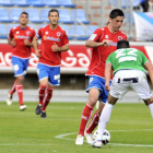 Juanjo intenta superar a Pavón. / D. Mayor-
