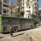 Autobuses que evacuan a civiles del este de la ciudad de Alepo el pasado 15 de diciembre.-EFE / GHITH SY