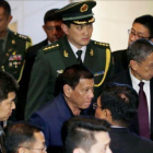 Duterte (con camisa azul), en Pekín.-REUTERS / JASON LEE