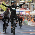 El holandés Wouter Poels (Sky) levanta los brazos como vencedor en Lieja.-AFP / KENZO TRIBOUILLARD
