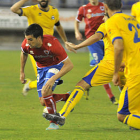 Natalio intenta zafarse de dos rivales. / D. Mayor-