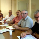 Ignacio Fernández Toxo y Josep Maria Álvarez, segundo y tercero por la derecha, con las ejecutivas de CCOO y UGT, ayer.-DAVID CASTRO