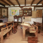 Un aula a la antigua usanza con los pupitres de madera y todos los detalles de una escuela de época.-RAÚL OCHOA