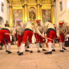 Los danzantes de San Leonardo llenan la iglesia-R.F.
