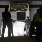 La Policía tapa con una sábana los cuerpos de los dos fallecidos a tiros ayer en el Club ‘Las Vegas’ de Medina del Campo. / EFE-