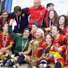 Las chicas de la selección de hockey sobre patines celebran el título mundial conquistado en Chile.-