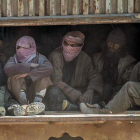 Traslado de yihadistas del Estado Islámico tras rendirse en Baghouz.-AFP