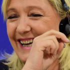 La líder del FN francés, Marine Le Pen, sonríe en una conferencia en Bruselas.-Foto:   AFP / EMMANUEL DUNAND