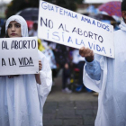 Unos 15.000 guatemaltecos se manifestaron en las calles para expresar su rechazo al aborto y apoyar la familia “natural”, en una marcha que la denominaron Guate por la vida y la familia.-SANTIAGO BILLY (AP)
