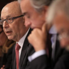 El ministro de Hacienda en funciones, Cristóbal Montoro (segundo por la izquierda), en rueda de prensa para anunciar el déficit del 2015.-JOSE LUIS ROCA