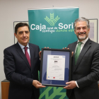 Carlos Martínez, presidente de Caja Rural de Soria, y David de Pastors, director de Evaluación de la Conformidad de Aenor. HDS