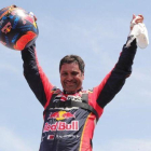 El catarí Nasser Al-Attiyah (Toyota) celebra su tercera victoria en el Dakar.-EL PERIÓDICO