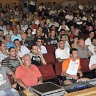 Trabajadores de Norma en una asamblea. / V.G.-