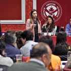 José Luis Díez e Isabel Paz, en pie, presentan sus vinos ante Cristina Aldavero, Alberto Rubio y una amplia concurrencia.-MARIO TEJEDOR