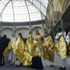 Las modelos del desfile de alta costura de Chanel, con mantas térmicas, antes del desfile.-AP / THIBAULT CAMUS