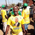 Una simpatizante de la Unión Nacional Africana de Zimbabue-Frente Patriótico celebra la victoria electoral de Mnangagwa-AARON UFUMELI (EFE)