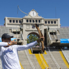 Rafael Nadal emula el famoso tiro con arco de los JJOO de Barcelona.-JORDI COTRINA