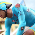 El ciclista italiano del Astana, Eros Capecchi, muestra las heridas tras la contrarreloj toscana del Giro.-EFE / MATTEO BAZZI