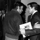 Felipe González y Adolfo Suárez conversan en los pasillos del Congreso de los Diputados, en una imagen de 1980.-/ ARCHIVO