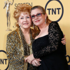 Debbie Reynolds y Carrie Fisher, durante una gala en Los Ángeles, en enero del 2015.-REUTERS / MIKE BLAKE