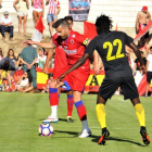 Julio Álvarez pisa un balón durante el encuentro ante el Atlético.-DIEGO MAYOR