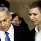 Binyamin Netanyahu (izquierda) con su hijo Yair, en marzo del 2015.-AFP / THOMAS COEX