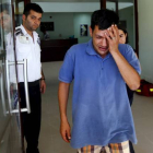 Abdullah Kudri, el padre del niño ahogado en una playa turca, sale del tanatorio.-REUTERS/MURAD SEZER