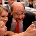 Schulz, con unos seguidores tras el mitin.-SASCHA SCHUERMANN / AFP