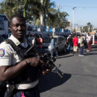 Un polícia de Haití en medio de la tension que se vive en la nacion tras las protestas.-EFE