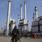Refinería de petróleo al sur de Teherán, Irán.-AP / VAHID SALEMI