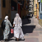 Dos mujeres en el Barrio del Gancho (Zaragoza).-ÁNGEL DE CASTRO