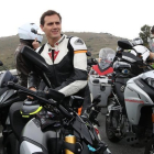 Albert Rivera se prepara para subir a una moto, en el mirador de Ángel Nieto.-ANDREA ZAMORANO (ACN)