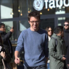Íñigo Errejón y Pablo Bustinduy a la salida de la sede de Podemos en Madrid.-DAVID CASTRO