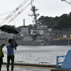 Periodistas japoneses graban los daños en el 'USS Fitzgerald' tras la colisión, en la base naval de Yokosuka, al sur de Tokio, el 18 de junio.-EFE / FRANCK ROBICHO