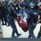 Xavi Fernández, desalojado por la Guardia Civil el domingo.-EL PERIÓDICO
