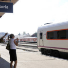 Tren de la serie TRD 594, ayer en la estación de Soria. / ÁLVARO MARTÍNEZ-
