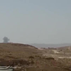 Se observa una columna de humo en el punto donde cayó el aparato que según el EI es un avión de guerra sirio derribado.-