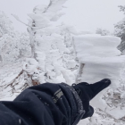 Agustín Sandoval muestra la buena capa de nieve de Urbión, donde la sensación térmica bajaba de 20 bajo cero. AGUSTÍN SANDOVAL