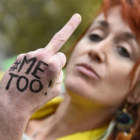 Una mujer muestra su dedo corazón en una manifestación convocada por el colectivo Efront-e-es, en la plaza de la República de París.  /-BERTRAND GUAY / AFP