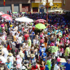 Turistas y sorianos celebrando el viernes de Toros cerca de la Zona. / ÁLVARO MARTÍNEZ-