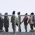 Inmigrantes hacen cola en el puerto italiano de Augusta.-ANTONIO PARRINELLO (REUTERS)