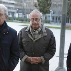 Angel Vizcay (centro de la fotografía) llega al juicio sobre los presuntos pagos de Osasuna a distintos clubes durante el 2013 y el 2014.-DAVID DOMENECH/ EP